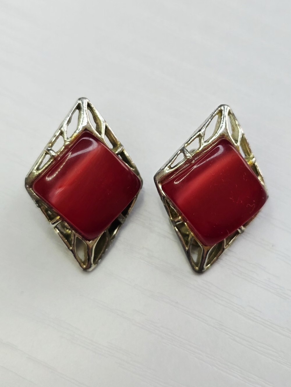 Red Diamond Shape Square Cabochon Gold-Tone Filigree Women’s Clip On Earrings